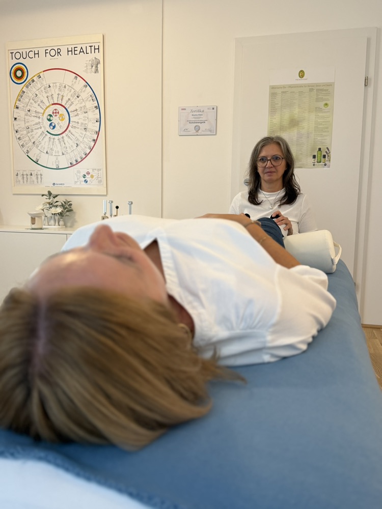 Behandlungsraum der Praxis mit Liege und Touch-for-Health-Übersicht
